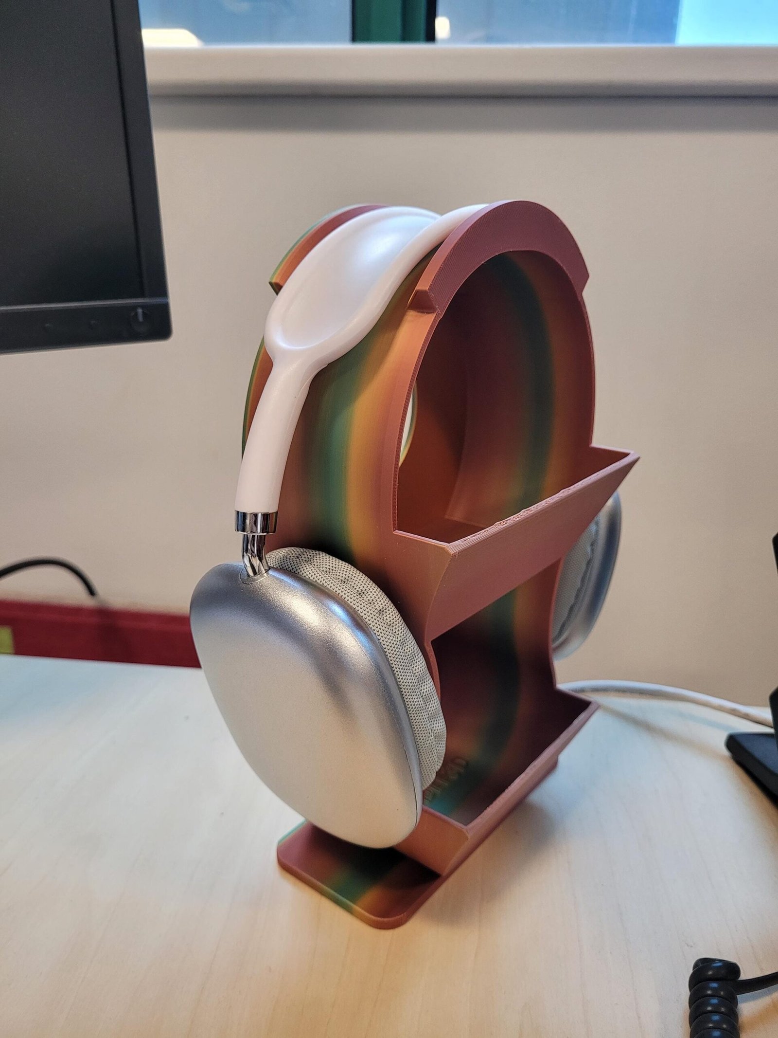 Headphone holder 3D printed in metallic copper and green filament