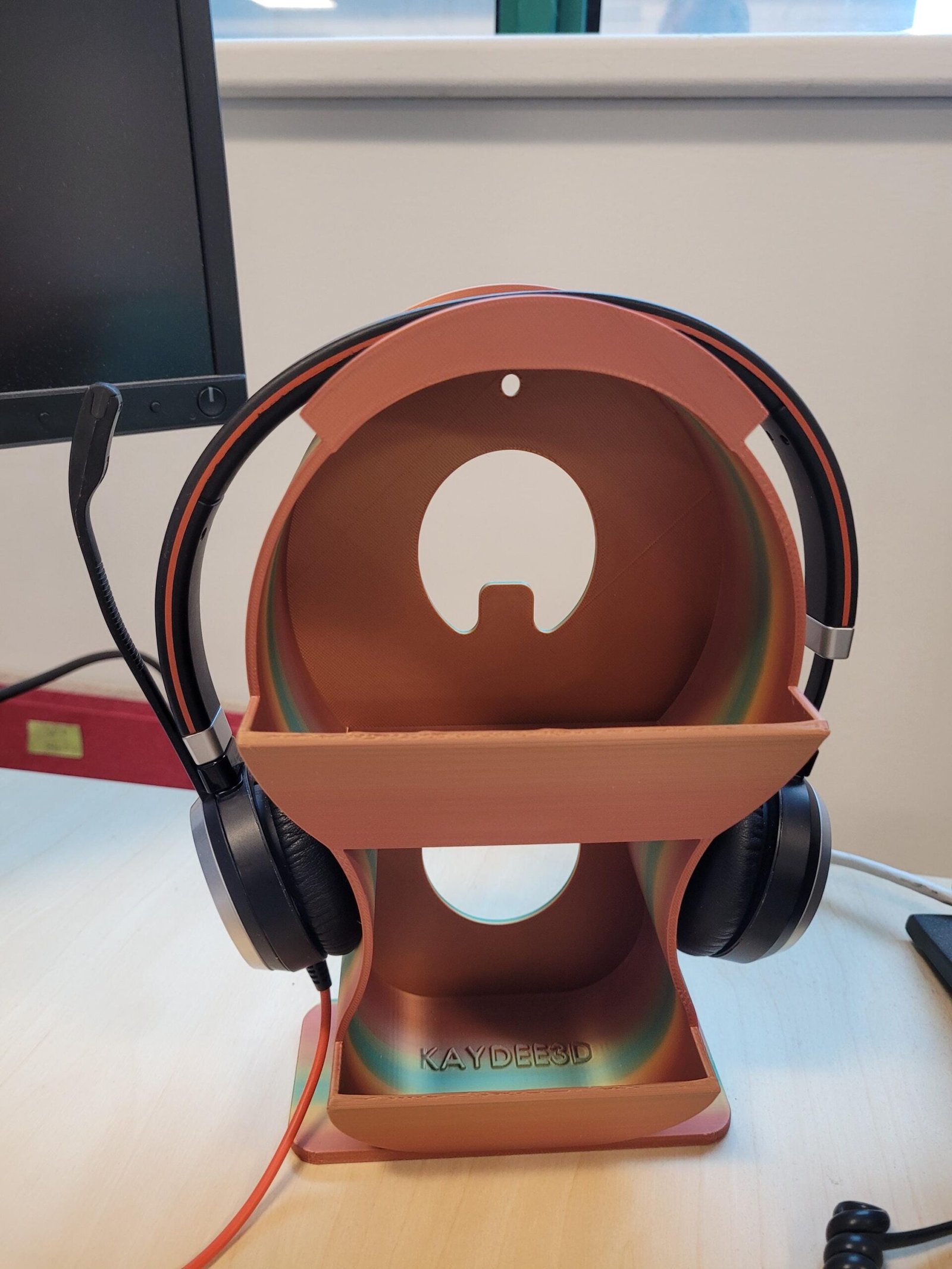 Storage shelves on the metallic headphone holder